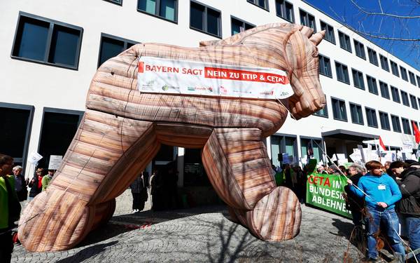 Protest gegen TTIP in München am 17.03.2016, Bild: Handrek-Rehle, Campact