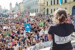 Antonia Messerschmitt beim Klimastreik in München. Antonia absolviert gerade nicht nur ihr FÖJ beim Umweltinstitut, sondern ist auch im Orga-Team von Fridays for Future München. (Foto: Georg Kurz)