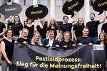 Das Team das Umweltinstituts feiert den Freispruch von Karl Bär (Mitte, im weißen Hemd) durch das Landesgericht Bozen (© Jörg Farys / Umweltinstitut).