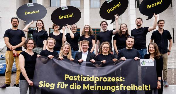 Das Team das Umweltinstituts feiert den Freispruch von Karl Bär (Mitte, im weißen Hemd) durch das Landesgericht Bozen (© Jörg Farys / Umweltinstitut).
