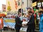 Roman Huber von Mehr Demokratie e.V. übergibt die Papierunterschriften an Hubert Aiwanger, den Vorsitzenden der Freien Wähler. Foto: Christof Stache
