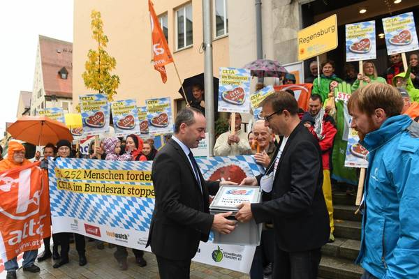 Hubert Aiwanger nimmt Unterschriften gegen CETA entgegen.